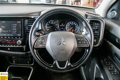 2022 Mitsubishi Outlander - Thumbnail