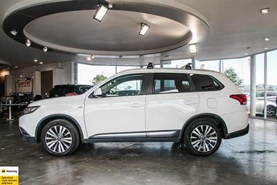 2022 Mitsubishi Outlander - Thumbnail