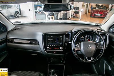 2022 Mitsubishi Outlander - Thumbnail