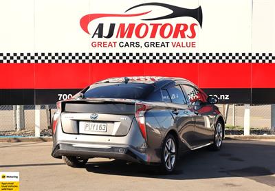2017 Toyota Prius - Thumbnail