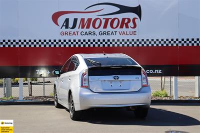 2015 Toyota Prius - Thumbnail