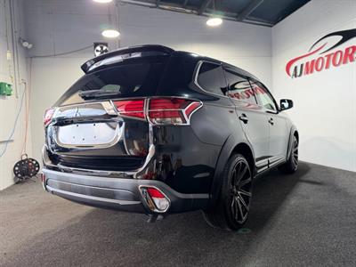 2017 Mitsubishi Outlander - Thumbnail