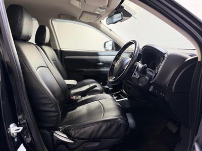 2017 Mitsubishi Outlander - Thumbnail