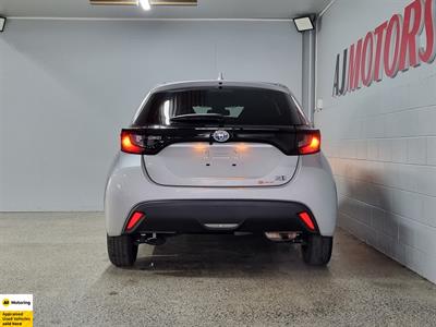 2021 Toyota Yaris - Thumbnail