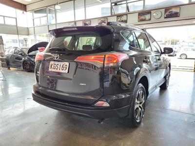 2017 Toyota RAV4 - Thumbnail