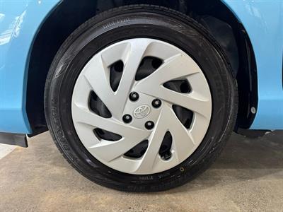 2015 Toyota Aqua - Thumbnail