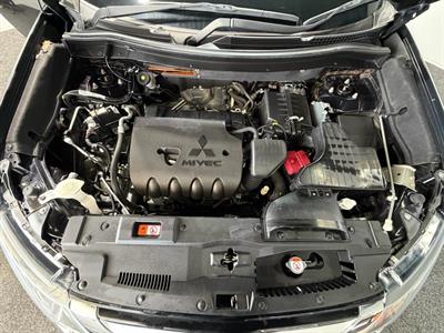 2017 Mitsubishi Outlander - Thumbnail