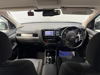 2017 Mitsubishi Outlander - Thumbnail