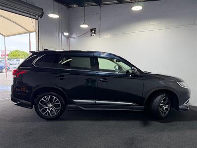 2017 Mitsubishi Outlander - Thumbnail