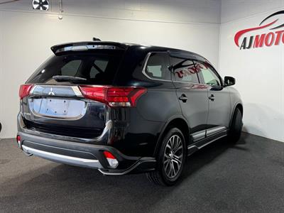 2017 Mitsubishi Outlander - Thumbnail