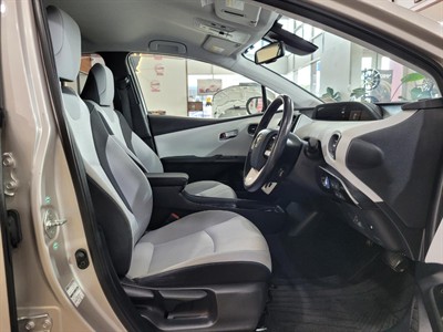 2017 Toyota Prius - Thumbnail