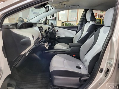 2017 Toyota Prius - Thumbnail