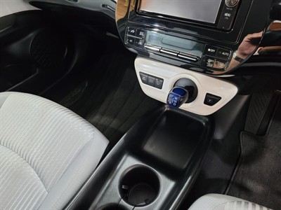 2017 Toyota Prius - Thumbnail