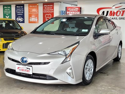2017 Toyota Prius - Thumbnail