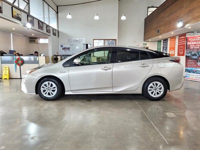 2017 Toyota Prius - Thumbnail