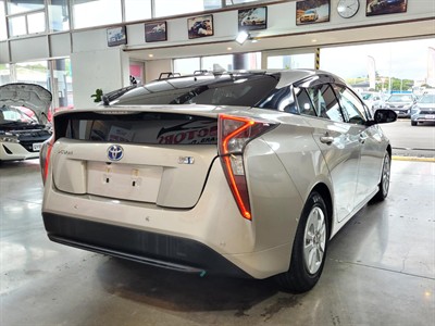 2017 Toyota Prius - Thumbnail