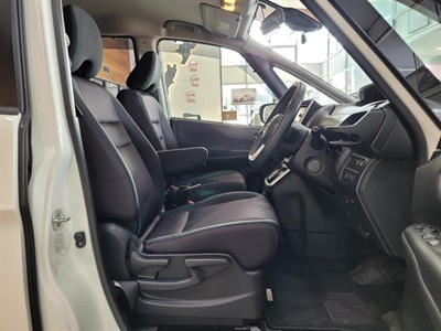 2016 Nissan Serena - Thumbnail