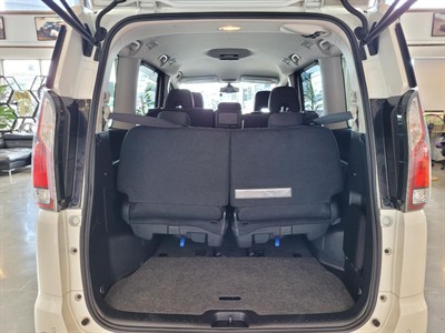 2016 Nissan Serena - Thumbnail