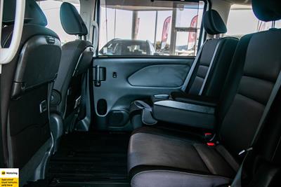 2017 Nissan Serena - Thumbnail