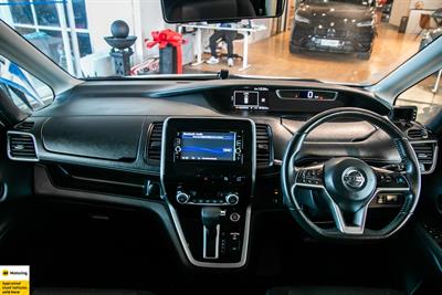 2017 Nissan Serena - Thumbnail