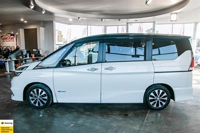 2017 Nissan Serena - Thumbnail