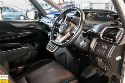2017 Nissan Serena - Thumbnail
