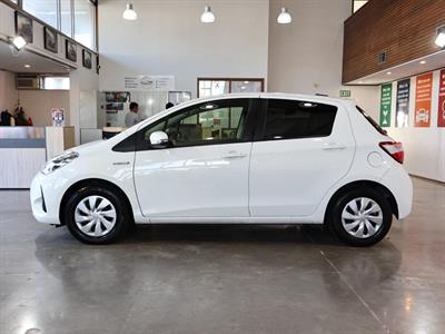 2017 Toyota Vitz - Thumbnail