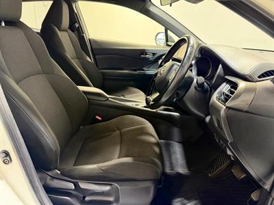 2017 Toyota C-HR - Thumbnail
