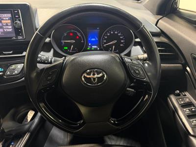 2017 Toyota C-HR - Thumbnail