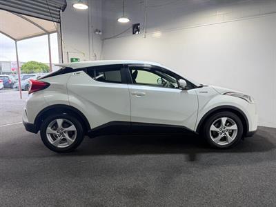 2017 Toyota C-HR - Thumbnail