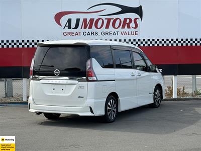 2017 Nissan Serena - Thumbnail