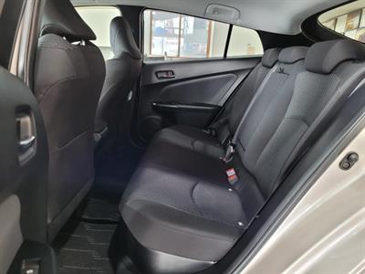 2016 Toyota Prius - Thumbnail