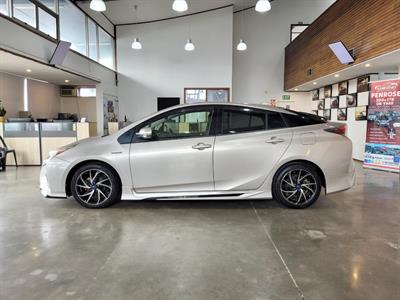 2016 Toyota Prius - Thumbnail