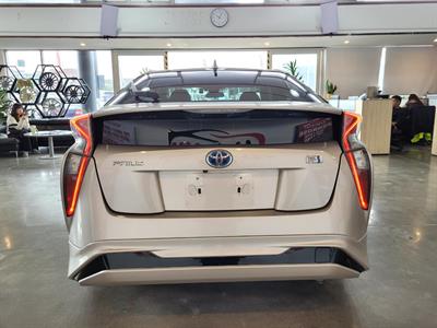 2016 Toyota Prius - Thumbnail