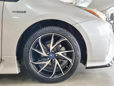 2016 Toyota Prius - Thumbnail