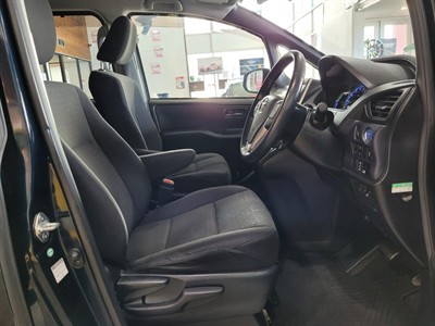 2016 Toyota Voxy - Thumbnail