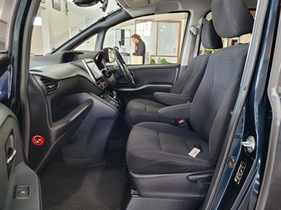 2016 Toyota Voxy - Thumbnail