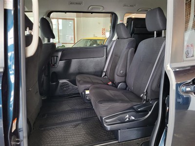 2016 Toyota Voxy - Thumbnail