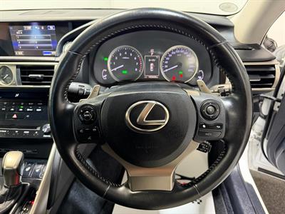 2014 Lexus IS 300h - Thumbnail