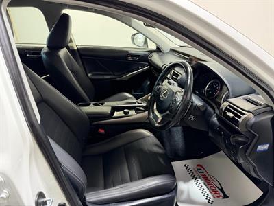 2014 Lexus IS 300h - Thumbnail