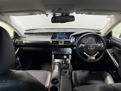 2014 Lexus IS 300h - Thumbnail