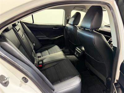 2014 Lexus IS 300h - Thumbnail