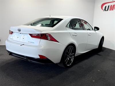 2014 Lexus IS 300h - Thumbnail