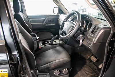 2013 Mitsubishi Pajero - Thumbnail