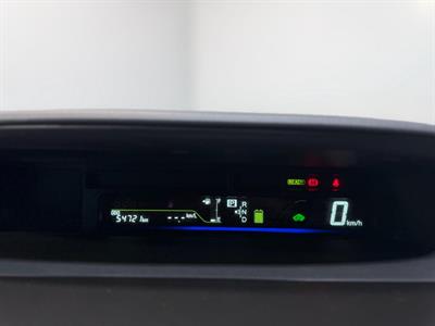 2014 Toyota Prius Alpha - Thumbnail