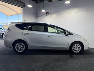 2014 Toyota Prius Alpha - Thumbnail