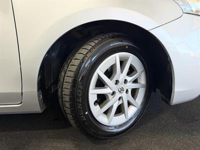 2014 Toyota Prius Alpha - Thumbnail