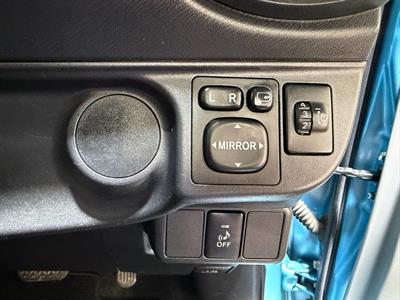 2013 Toyota Aqua - Thumbnail