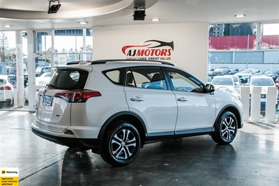 2017 Toyota RAV4 - Thumbnail