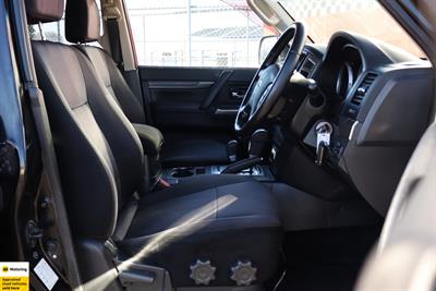 2017 Mitsubishi Pajero - Thumbnail